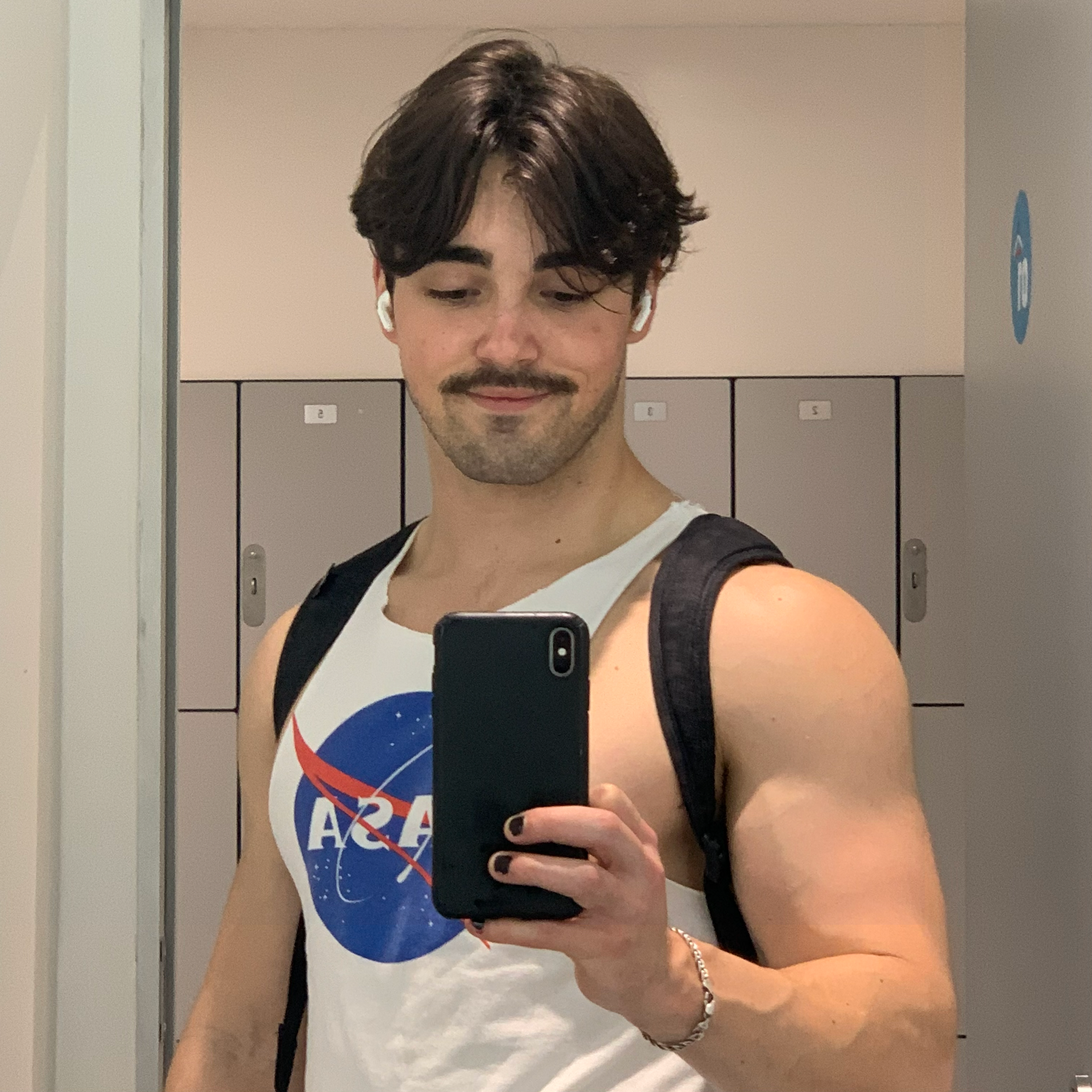 A mirror selfie in the gym